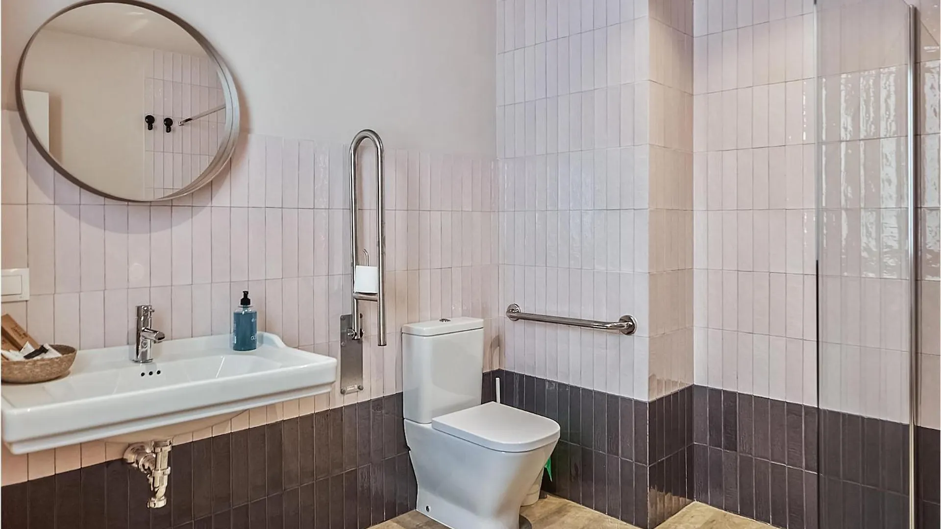 Awesome Apartment In Cadiz With Kitchen 0*,