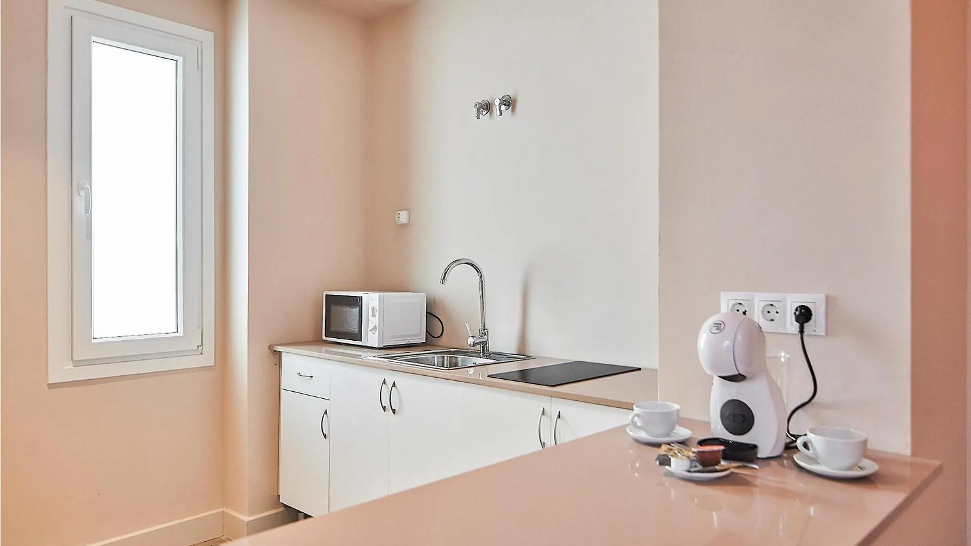 Awesome Apartment In Cadiz With Kitchen 0*,  Spanje